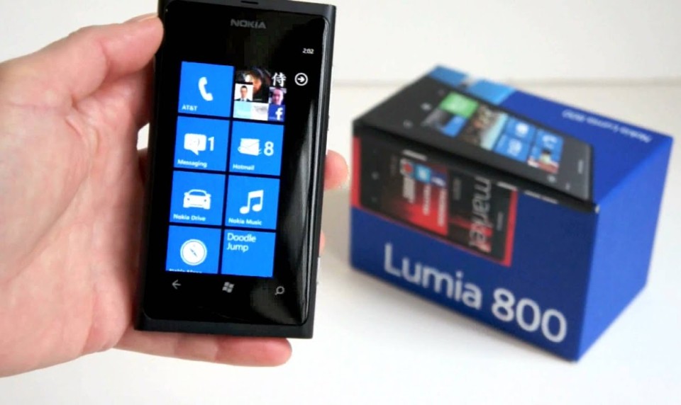 مايكروسوفت تقول أن Nokia Lumia 800 أول هاتف (حقيقي) بالويندوز فون